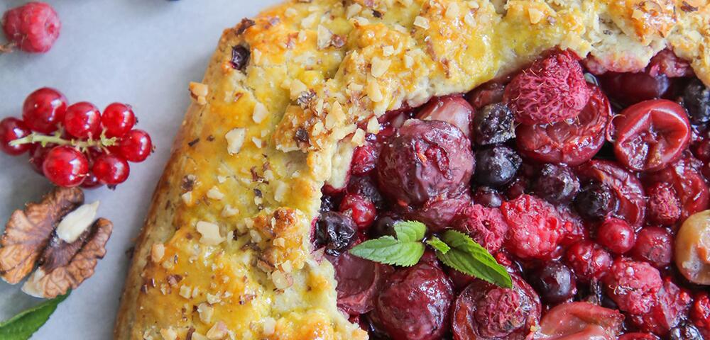 Summer cookie with berries