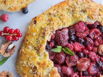 Summer cookie with berries